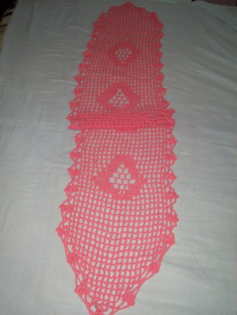 caminho de mesa rosa de croche